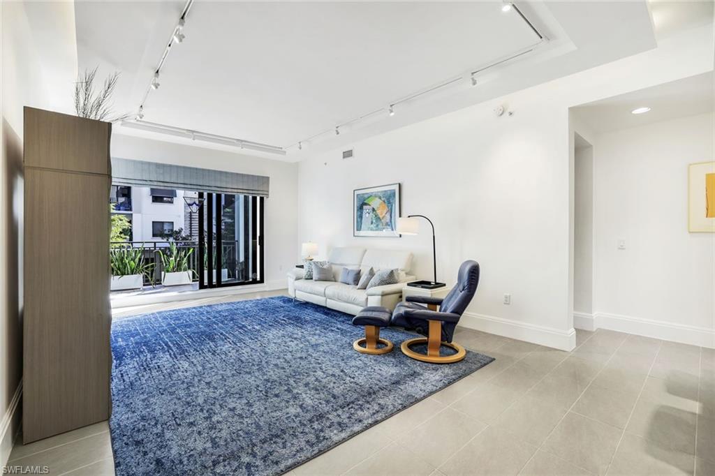 NAPLES SQUARE - Residential