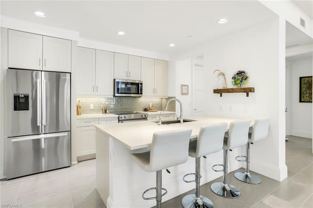 NAPLES SQUARE - Residential