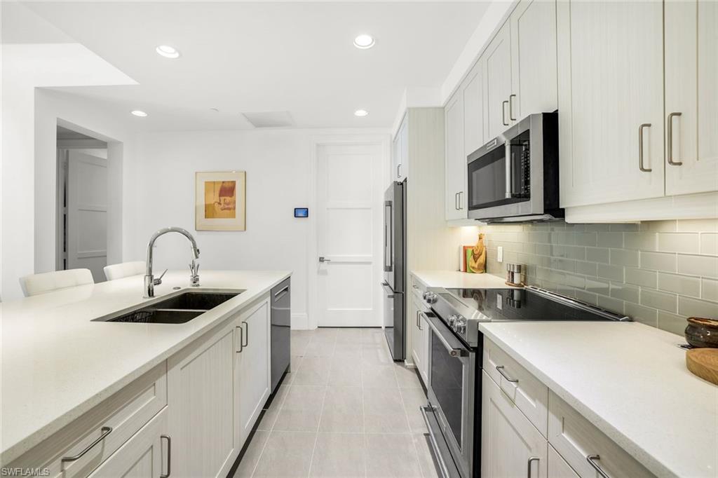 NAPLES SQUARE - Residential