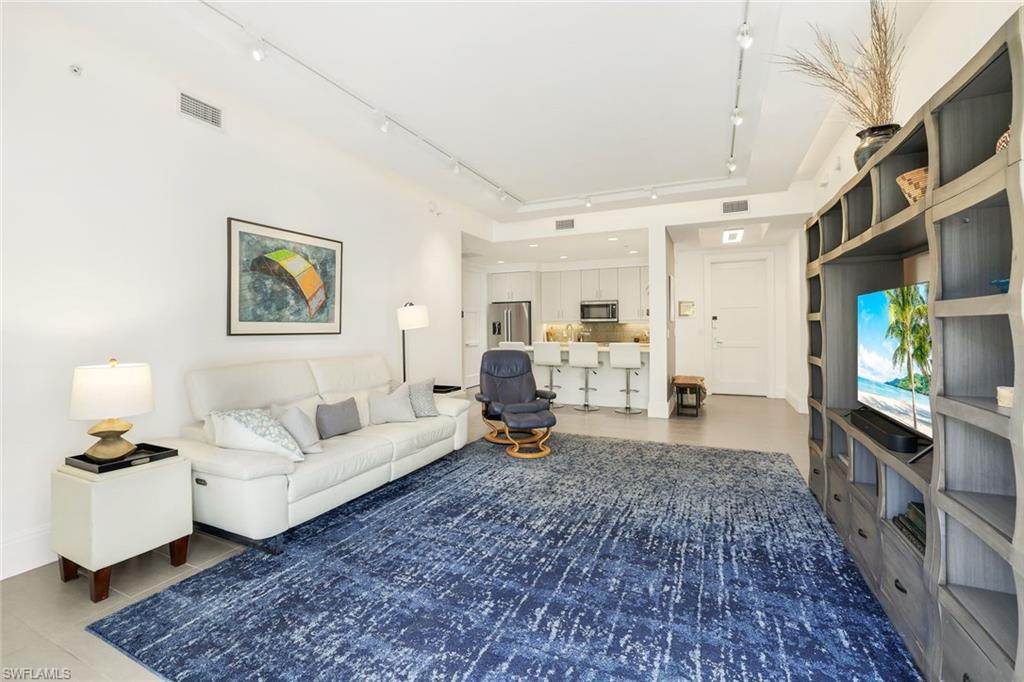 NAPLES SQUARE - Residential