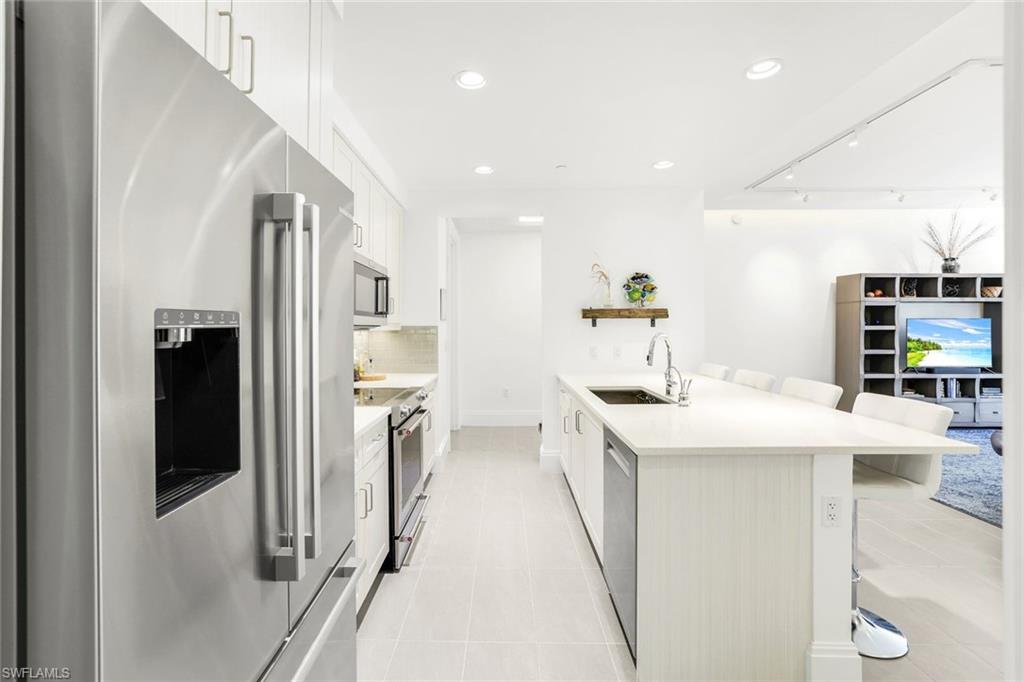 NAPLES SQUARE - Residential