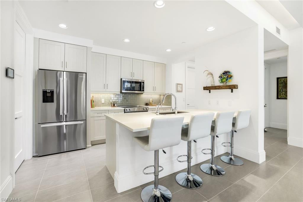 NAPLES SQUARE - Residential