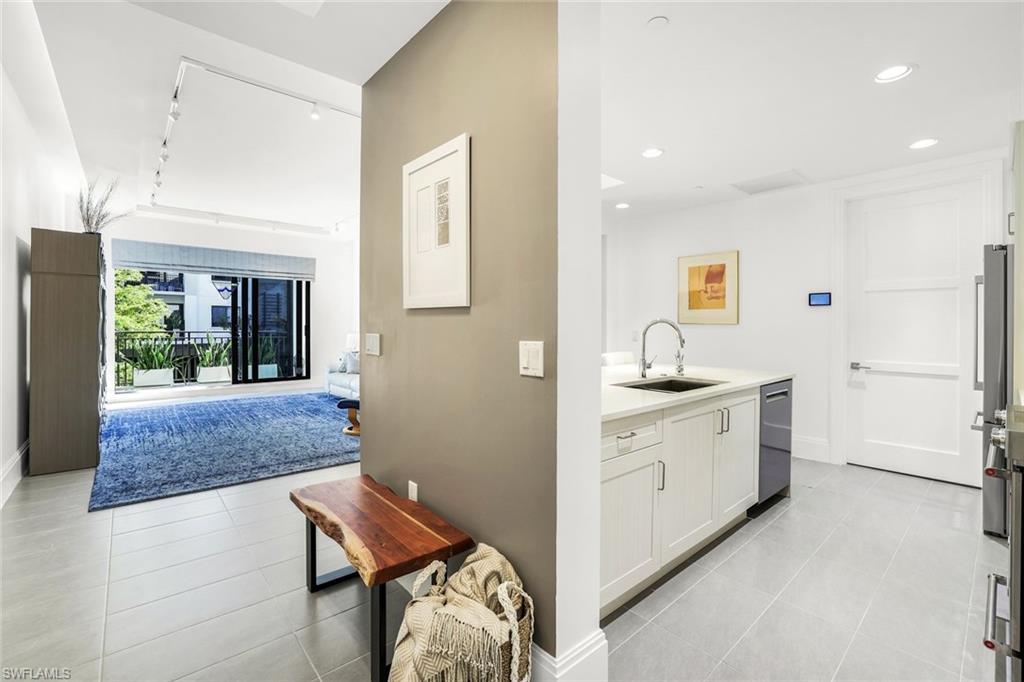 NAPLES SQUARE - Residential