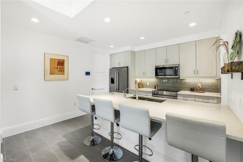 NAPLES SQUARE - Residential