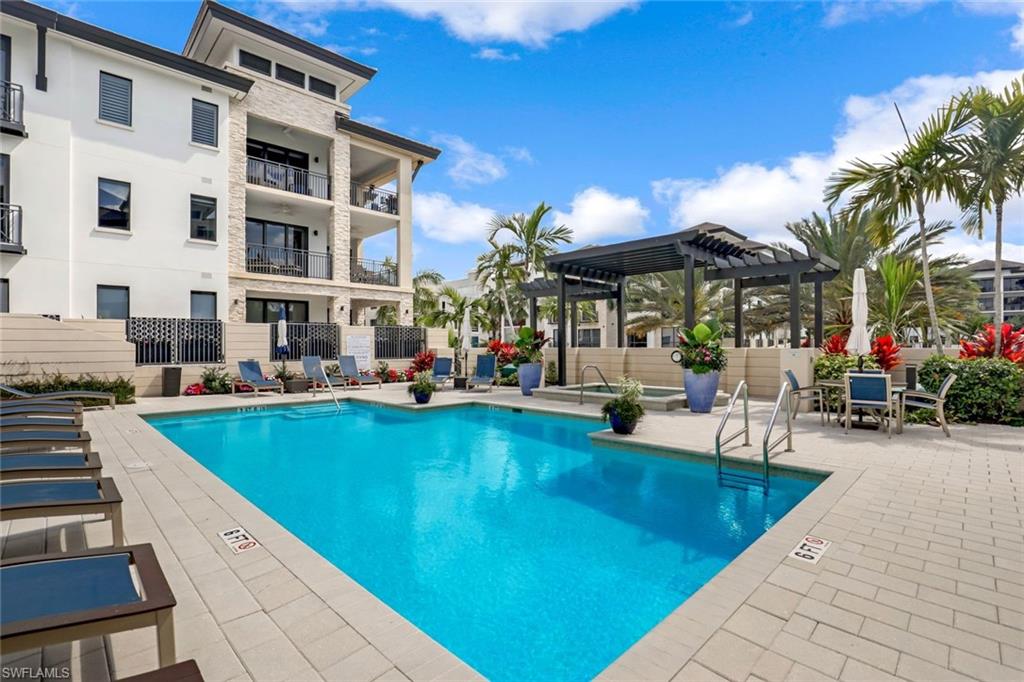 NAPLES SQUARE - Residential