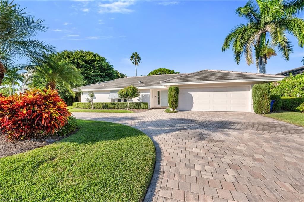 Photo of 635 Fountainhead LN, NAPLES, FL 34103 (MLS # 225078307)