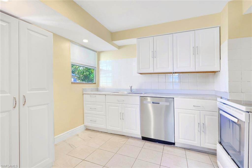 NAPLES MANOR - Residential