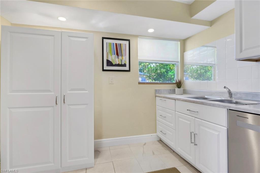 NAPLES MANOR - Residential