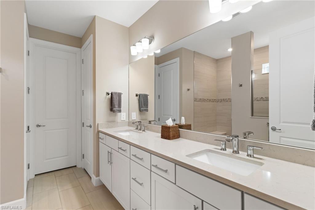 HAMPTON LAKES - Residential