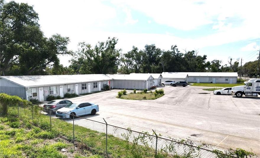 Property is located in the Heart of Arcadia FL. Perfect for retail space, Convenient Store, Office Space, Warehouse Etc