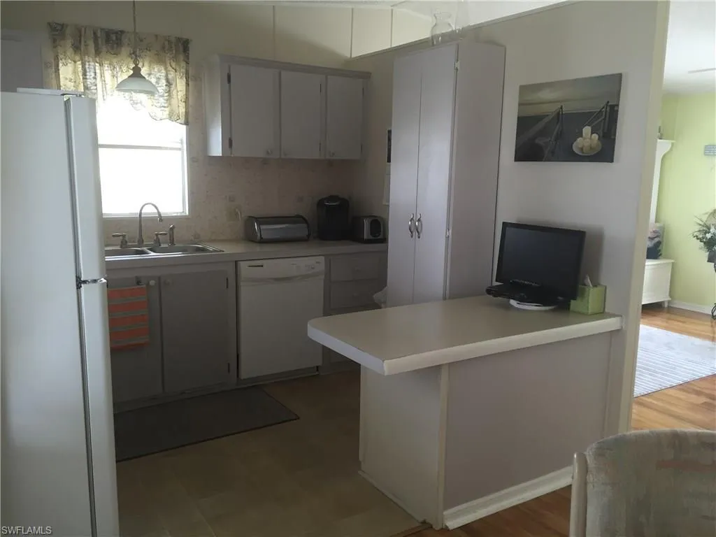 Naples, Florida 34104, United States, 2 Bedrooms Bedrooms, ,2 BathroomsBathrooms,Residential,Pending,121695