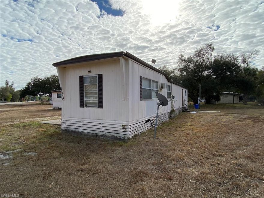 2 Bedroom 1 Bathroom Mobile home for rent in North Fort Myers!!
$895 month + $895 Security req'd to move in. SMOKING PROHIBITED. Water on well. Landscaping and electricity is the tenants responsibility. Pets allowed under 30 pounds max of 2 with a $50 monthly pet rent per pet.

"EQUAL HOUSING OPPORTUNITY"