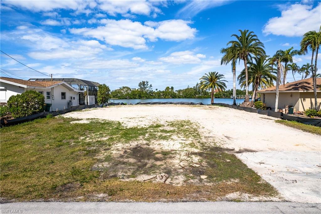 LITTLE HICKORY SHORES - Land