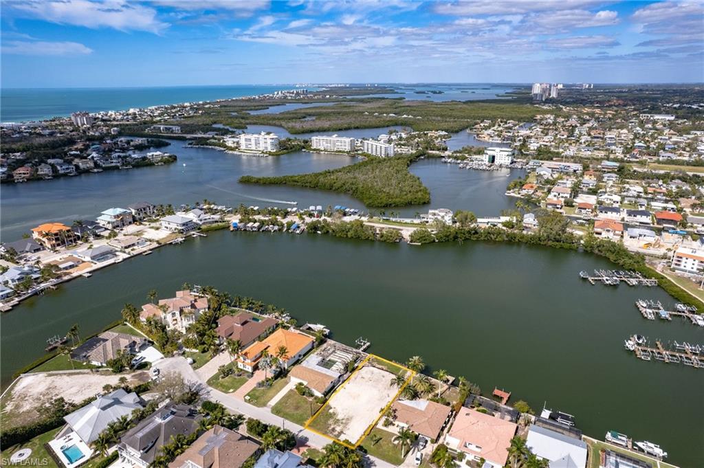 LITTLE HICKORY SHORES - Land