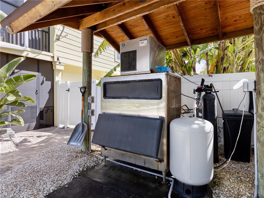 SIESTA ISLES - Residential