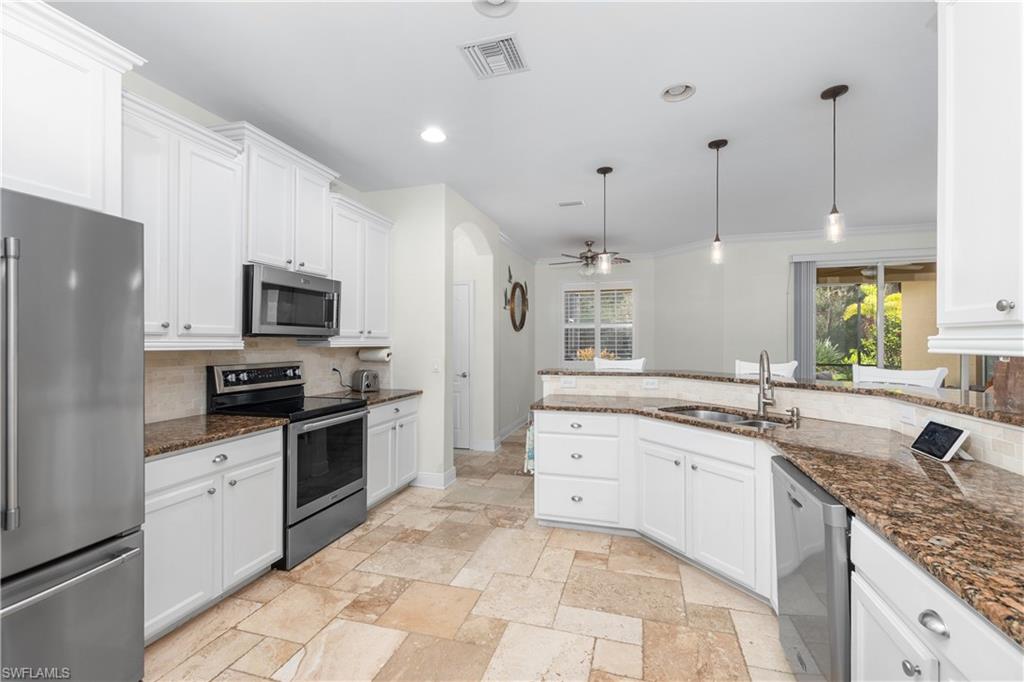 HAMPTON LAKES - Residential