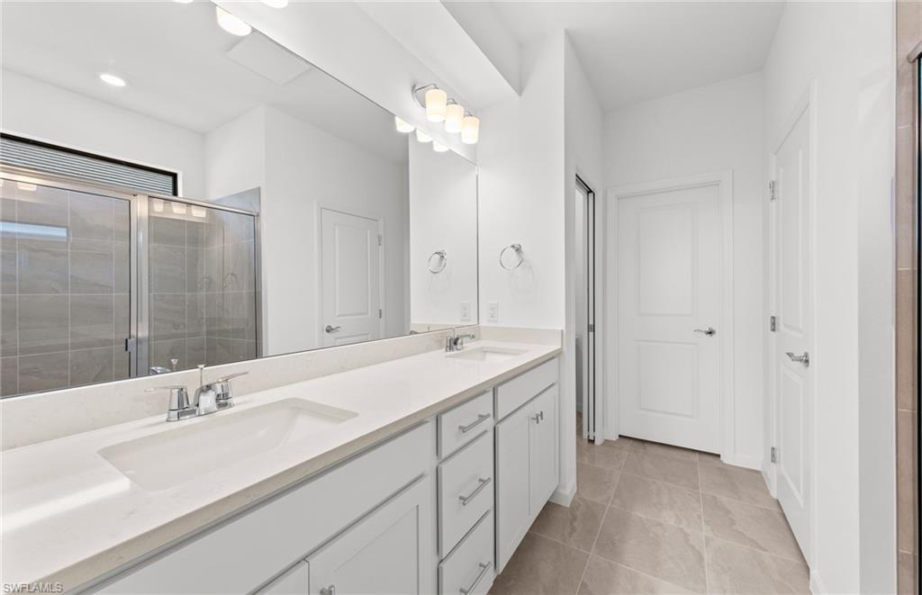 HAMPTON LAKES - Residential