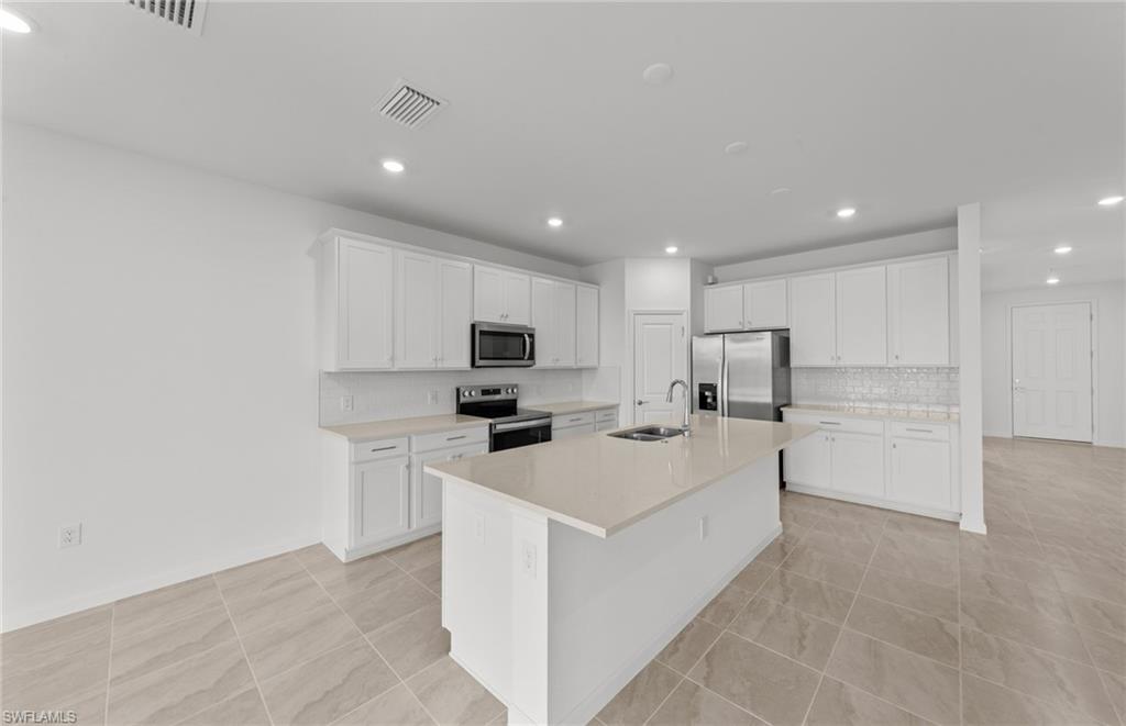 HAMPTON LAKES - Residential