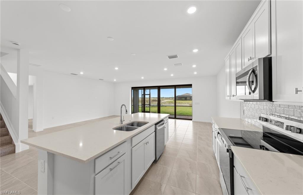 HAMPTON LAKES - Residential