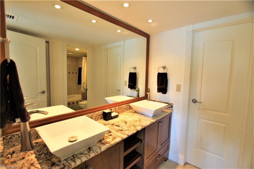 PINEWOOD LAKES - Residential