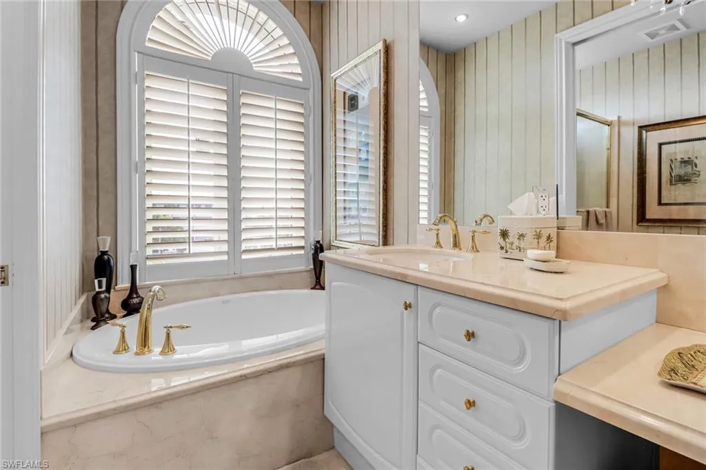 Naples, Florida, 34102, United States, 2 Bedrooms Bedrooms, ,2 BathroomsBathrooms,Residential,Active,1834333