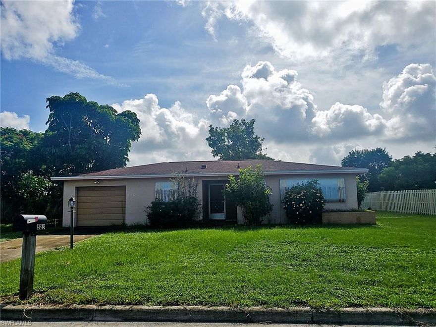 Perfect starter home or winter retreat. Super Willow Lake South location. Wide curbed streets and underground utilities enhance this popular neighborhood. Very cute 2/2 with a nice lanai and great back yard. Spacious eat in kitchen with loads of cabinet space. Nice Laminate flooring throughout. AGENTS, please read confidential remarks.