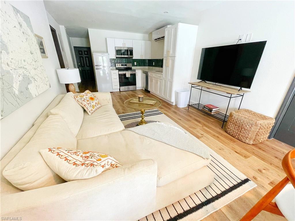 IMPERIAL SHORES - Residential