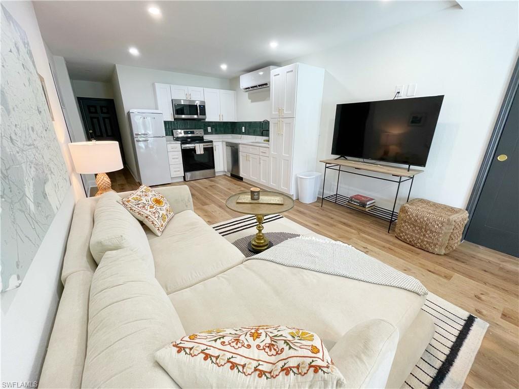 IMPERIAL SHORES - Residential