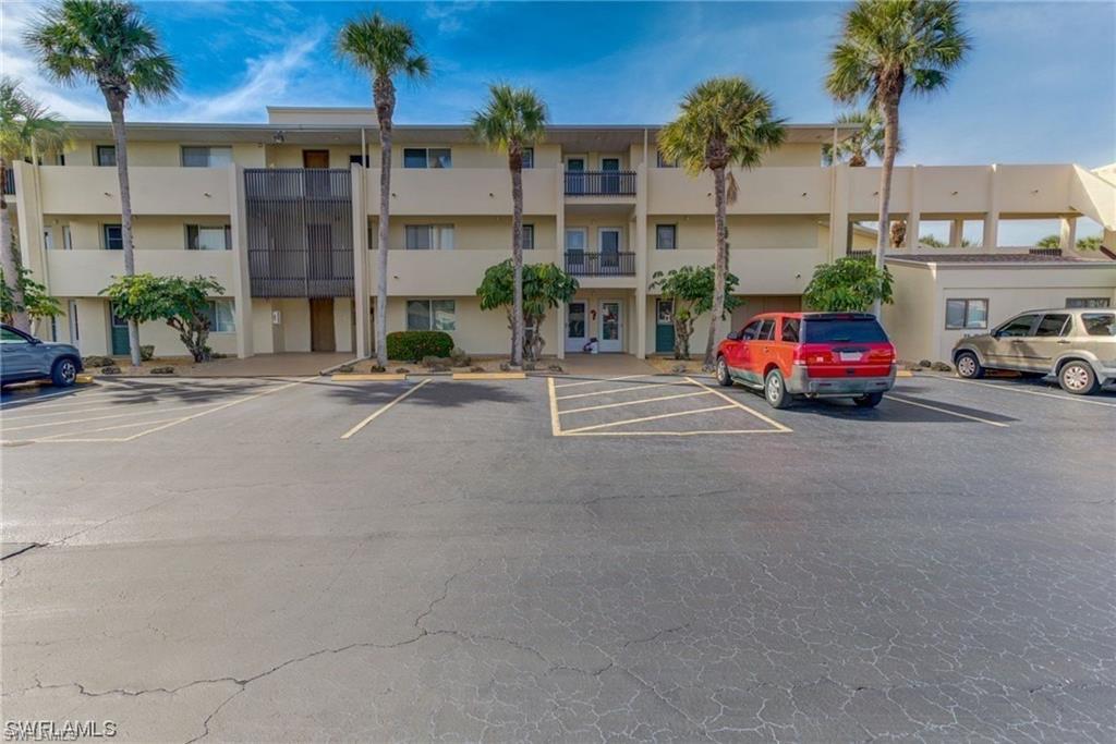 FAIRWAYS CONDO III - Residential