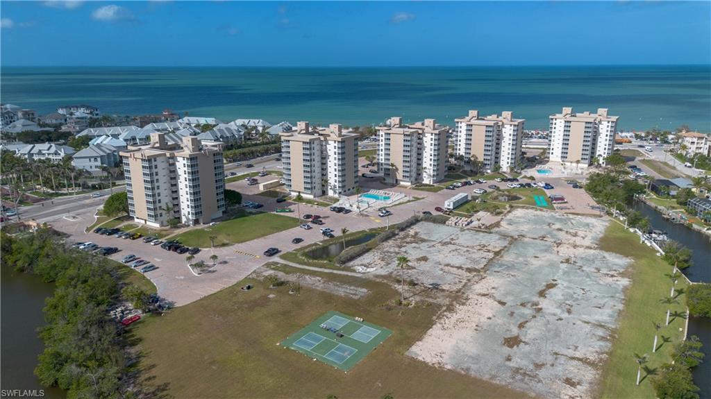 BEACH AND TENNIS CLUB - Residential