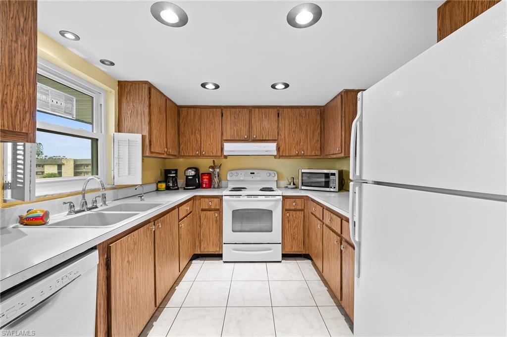 COUNTRY CLUB MANOR - Residential Lease