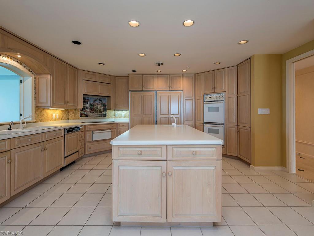 SEAPOINT AT NAPLES CAY - Residential