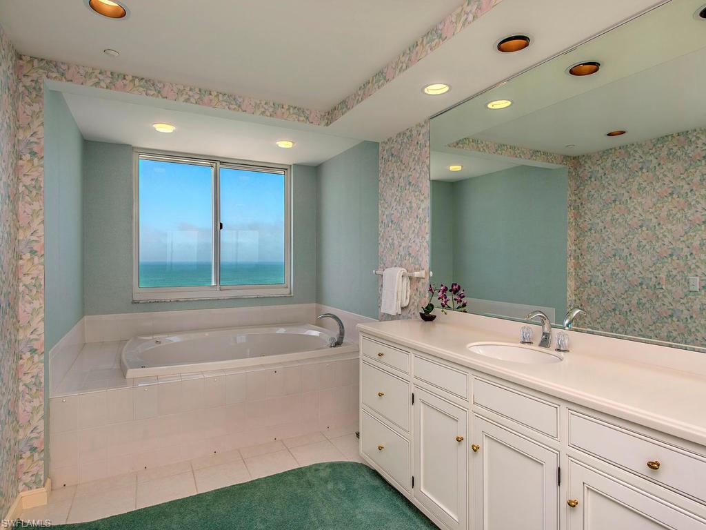 SEAPOINT AT NAPLES CAY - Residential