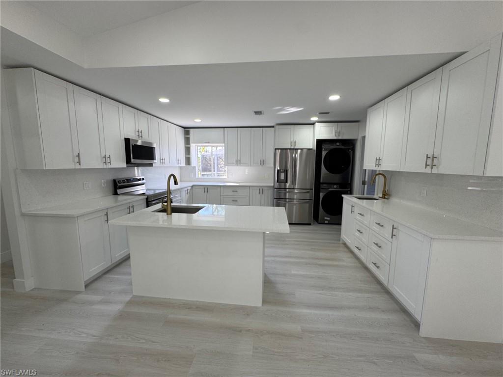 HAMPTON LAKES - Residential