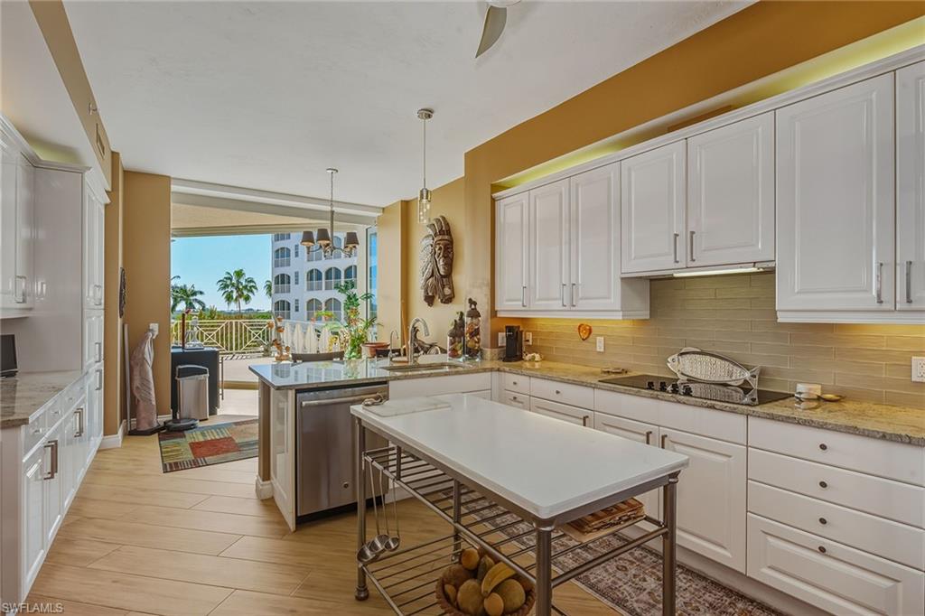 ROYAL MARCO POINT - Residential