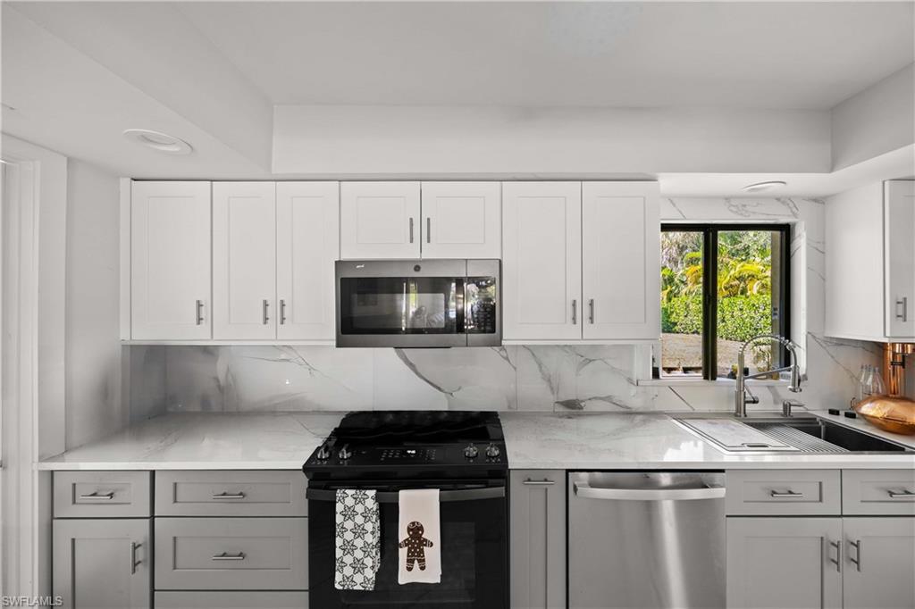 OAKES ESTATES - Residential Lease