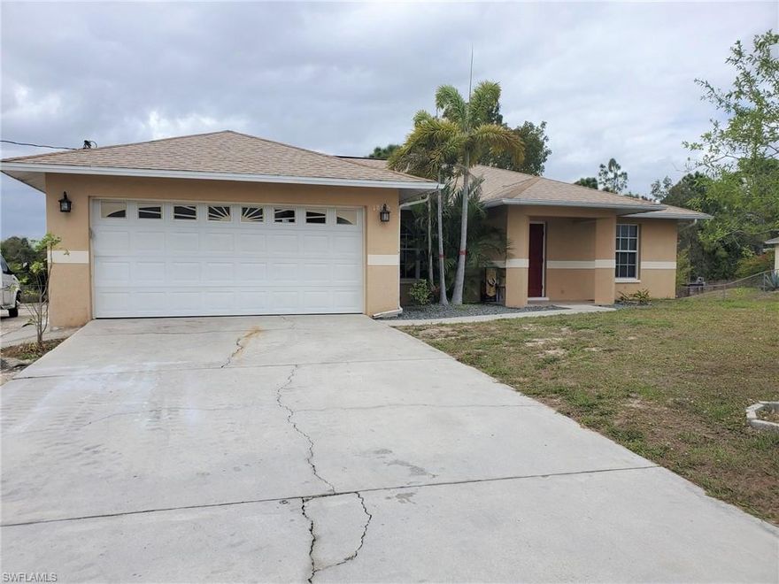 Ready to sell 3 Bedroom 2 bath 2 car garage with tile floors throughout and all appliances to convey including the washer and dyer.  New roof in 2019.  Great location with easy access to central Lehigh and Ft. Myers. Bring in offers! Call for your private showing today!