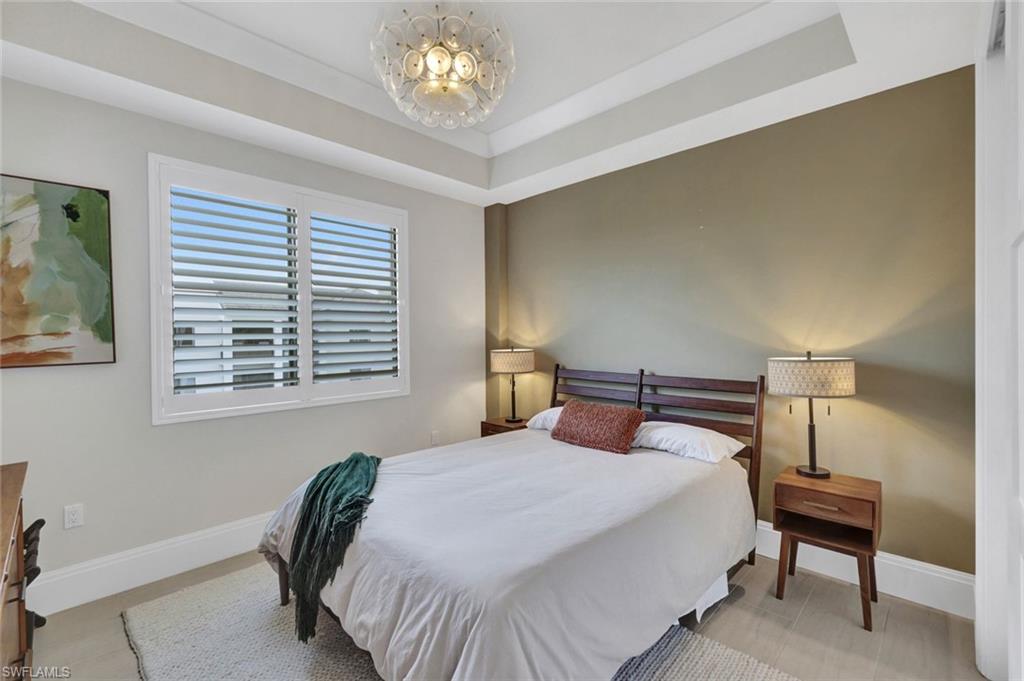 NAPLES SQUARE - Residential