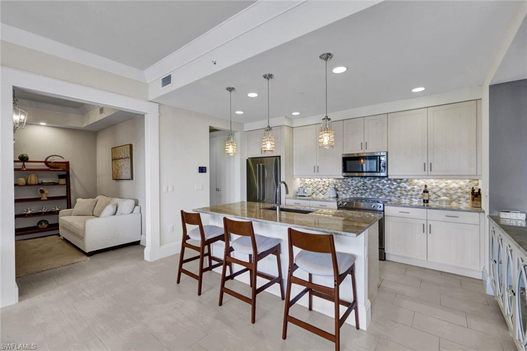 NAPLES SQUARE - Residential