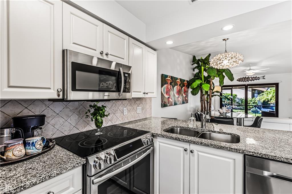 COURT OF PALMS - Residential