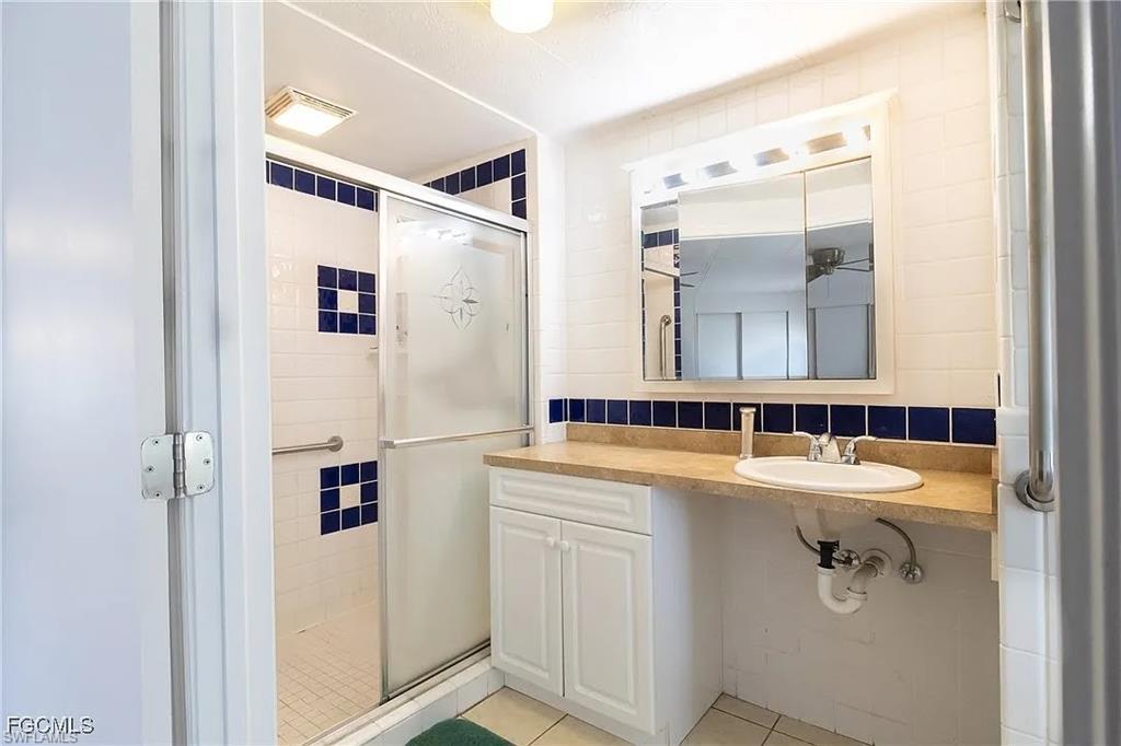 COUNTRY LAKES - Residential Lease