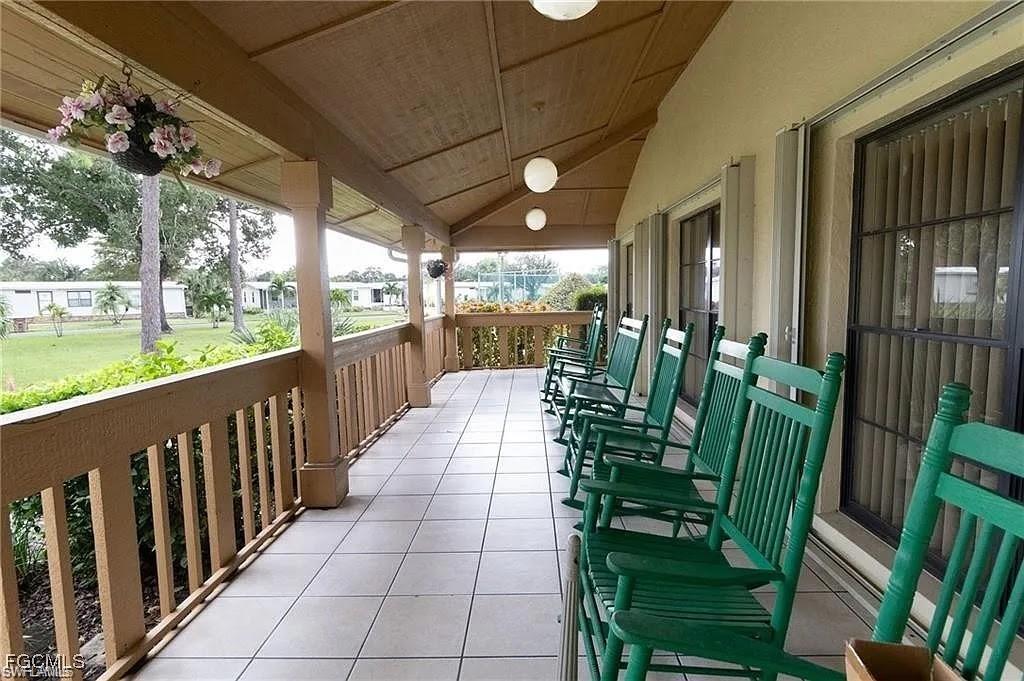 COUNTRY LAKES - Residential Lease