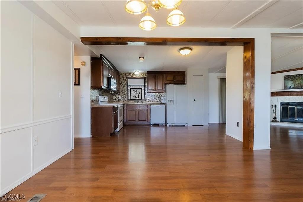 COUNTRY LAKES - Residential Lease