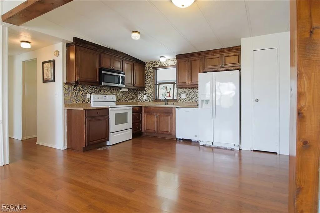 COUNTRY LAKES - Residential Lease