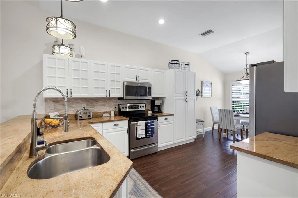 CARLTON LAKES - Residential