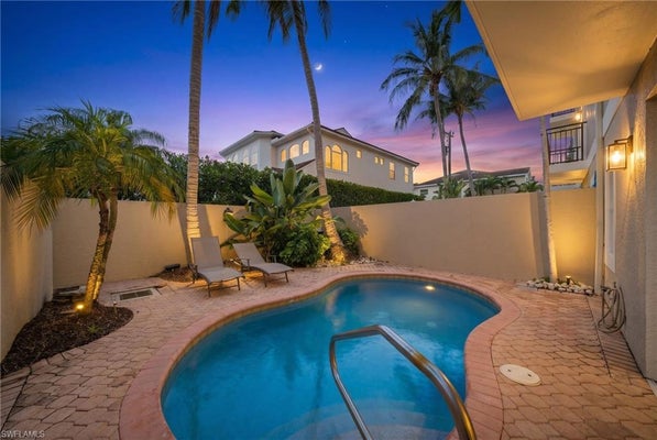 572 11TH AVE S APT 2, NAPLES, FL 34102 - Image 595e67685693f2580f2bc894e6870c3e/1429062256