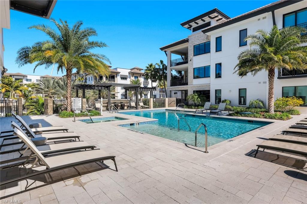 NAPLES SQUARE - Residential