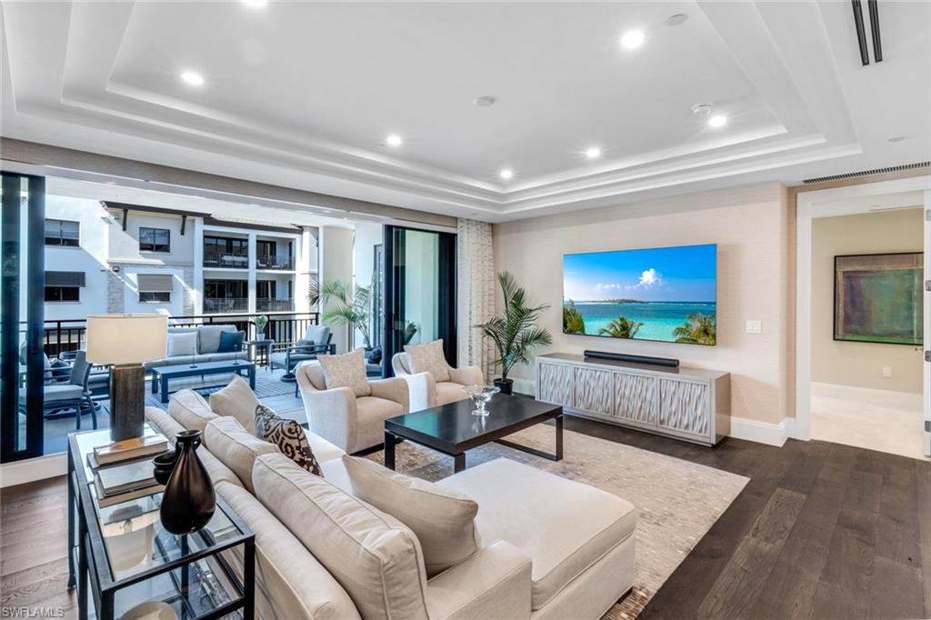 NAPLES SQUARE - Residential