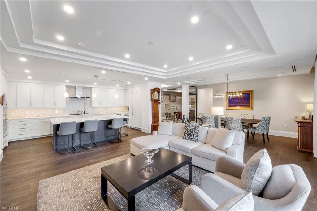 NAPLES SQUARE - Residential