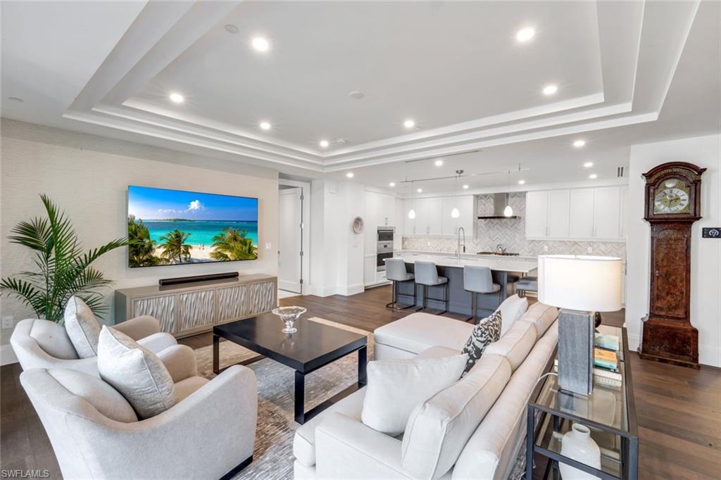 NAPLES SQUARE - Residential